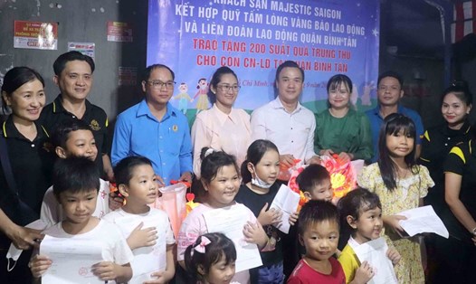Đại diện Báo Lao Động, LĐLĐ quận Bình Tân và khách sạn Majestic trao quà cho con em công nhân lao động - Ảnh Ngọc Duy
