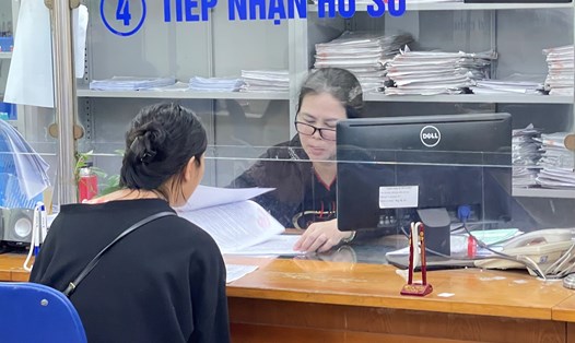 Cán bộ BHXH TP Hà Nội tư vấn cho người lao động về chính sách BHXH. Ảnh: Hà Anh