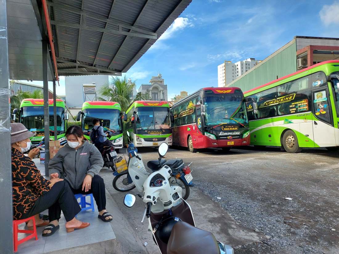 Bãi xe của nhà xe Điền Linh ở số 144 Quốc lộ 1 (phường Tam Bình, thành phố Thủ Đức) lúc nào cũng có sẵn 4 – 5 xe khách đậu để gom khách và hàng hóa rồi khởi hành.
