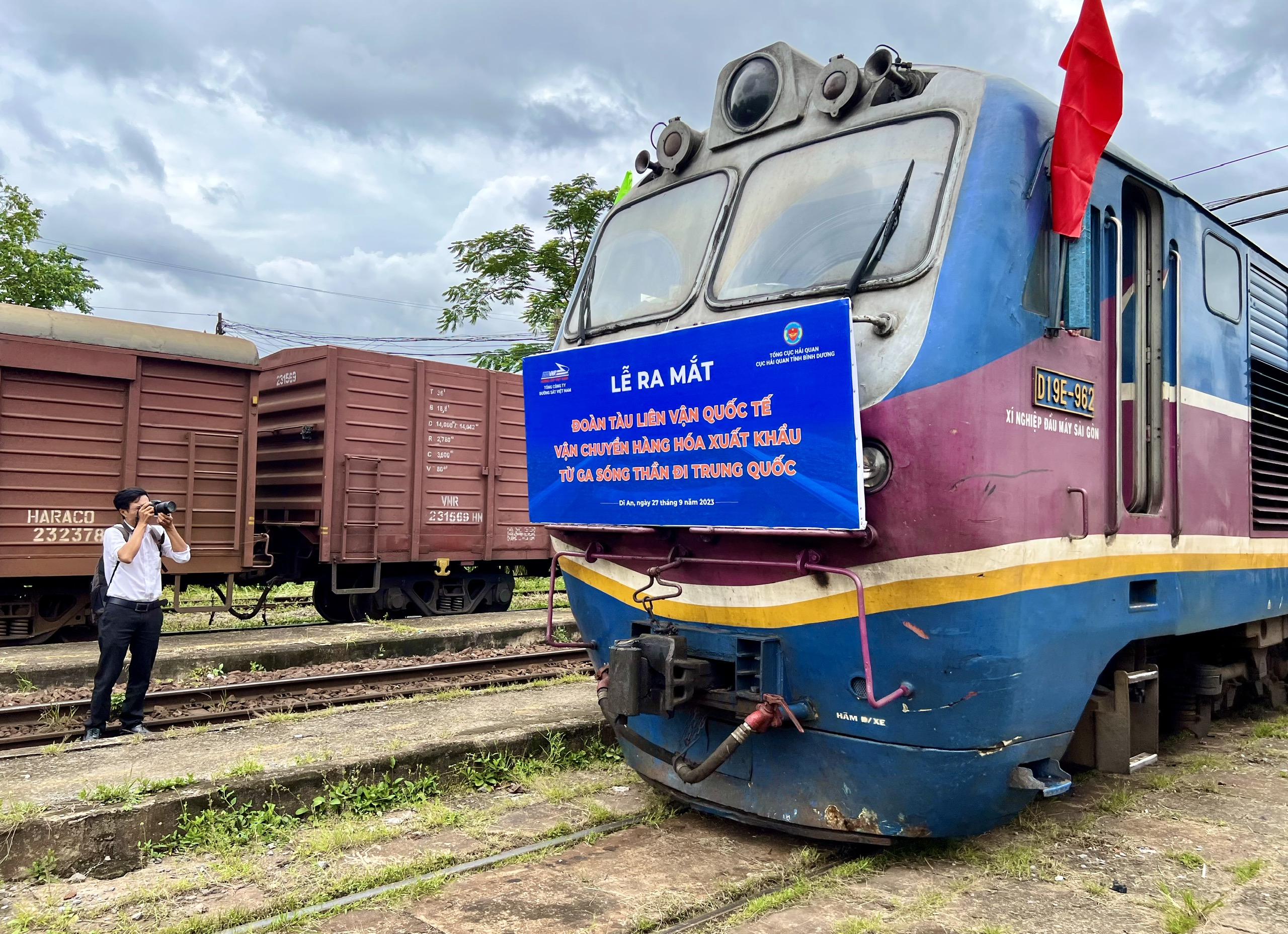 Tàu liên vận chính thức xuất phát từ ga Sóng Thần đi thẳng qua Trung Quốc - Ảnh: Như Quỳnh