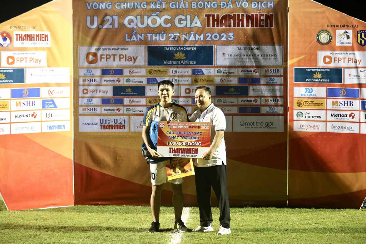 Với màn trình diễn ổn định, Đinh Xuân Tiến cũng được bầu là cầu thủ xuất sắc nhất trận tứ kết giữa U21 Sông Lam Nghệ An với U21 Thanh Hoá.