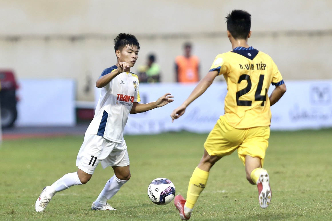 U21 Sông Lam Nghệ An với đội hình chất lượng đã triển khai thế trận áp đảo trước U21 Thanh Hoá. Tuy nhiên, dù tạo ra nhiều cơ hội nhưng U21 Sông Lam Nghệ An vẫn không thể xuyên thủng mành lưới đối phương trong 45 phút đầu tiên của hiệp 1.