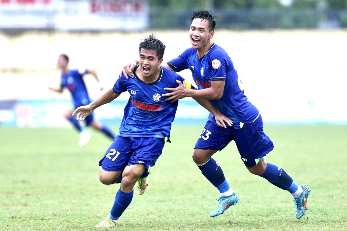 Ở trận tứ kết còn lại trong ngày 27.9, U21 Đà Nẵng (áo xanh) với chiến thắng 2-0 trước U21 Kon Tum cũng giành quyền vào bán kết gặp U21 PVF-CAND. Hai trận bán kết U21 Quốc gia 2023 sẽ diễn ra vào ngày 29.9.