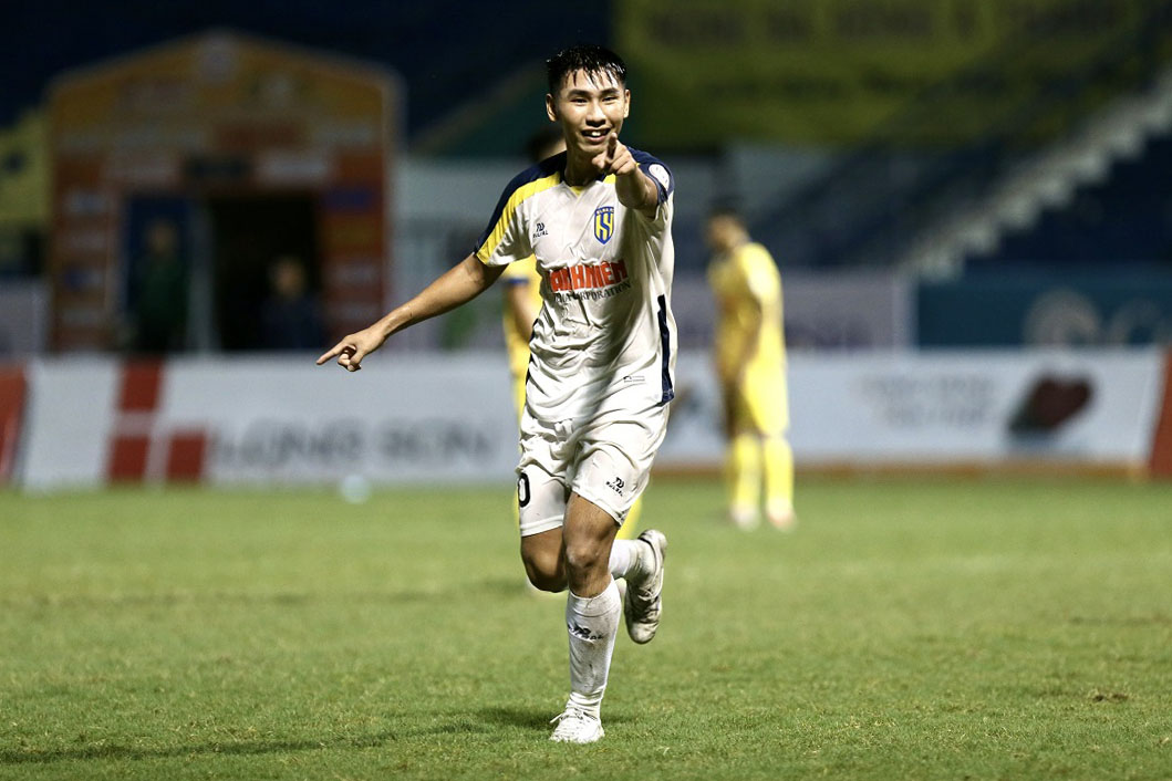Sang hiệp 2, bộ đôi tuyển thủ vừa trở về từ Hàn Châu là Đinh Xuân Tiến (ảnh) và Nam Hải đã toả sáng khi liên tiếp ghi bàn để giúp U21 Sông Lam Nghệ An dẫn trước 2-0.