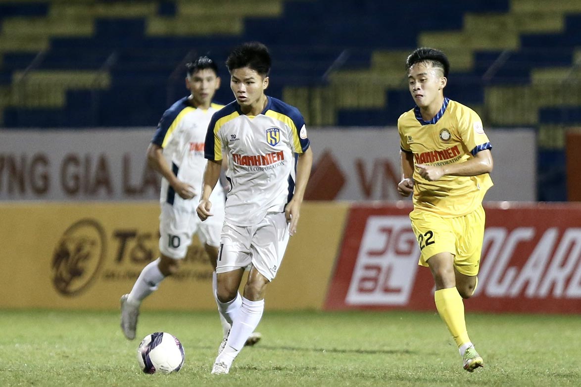 U21 Sông Lam Nghệ An đứng trước sức ép lớn khi U21 Thanh Hoá ghi bàn ở những phút cuối trận. Tuy nhiên, đội bóng xứ Nghệ vẫn bảo toàn chiến thắng 2-1 để giành quyền vào chơi trận bán kết gặp U21 Hà Nội.
