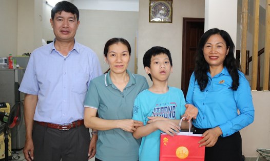 Bà Nguyễn Thị Trang - Phó Chủ tịch Liên đoàn Lao động huyện Quốc Oai thăm hỏi, động viên, tặng quà các cháu dịp Tết Trung thu. Ảnh: CĐCS