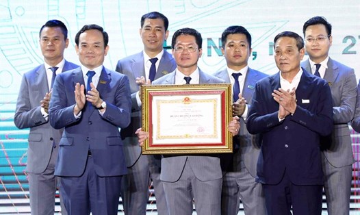 Phó Thủ tướng Chính phủ Trần Lưu Quang trao Huân chương Lao động hạng Nhì cho Hội Doanh nghiệp trẻ Hà Nội. Ảnh: VGP
