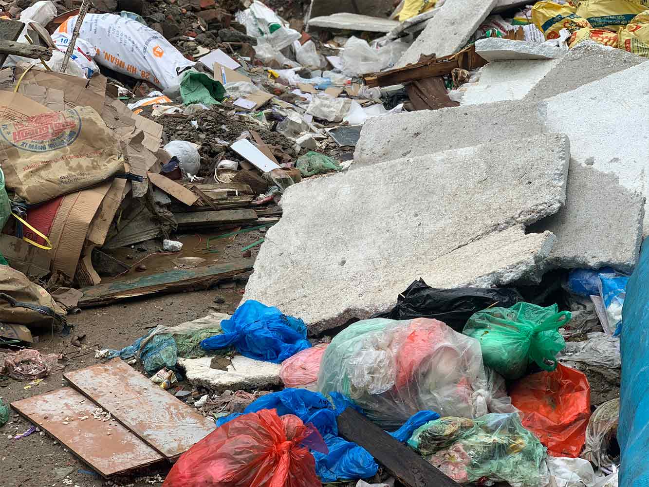 Bãi rác tự phát tại ngõ 184 Hoa Bằng. Ảnh: Nhật Minh