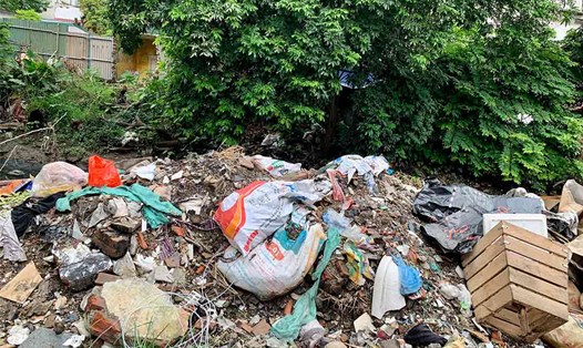 Bãi rác tự phát khiến cuộc sống của người dân bị đảo lộn. Ảnh: Nhật Minh