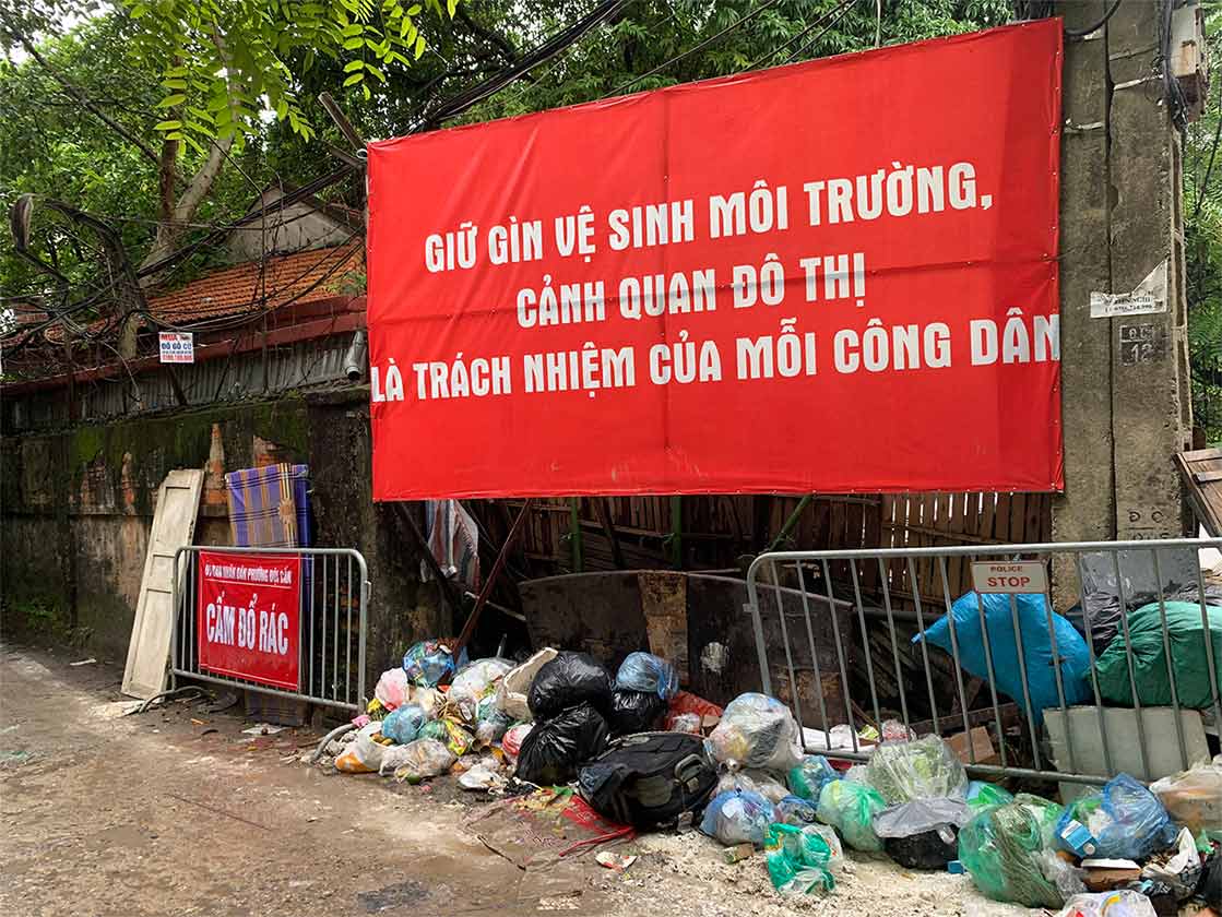 Dù người dân và địa phương đã làm biển báo, song bãi rác tự phát vẫn xuất hiện tại khu vực này. Ảnh: Nhật Minh