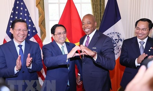 Thủ tướng Chính phủ Phạm Minh Chính và Thị trưởng New York Eric Adams. Ảnh: TTXVN