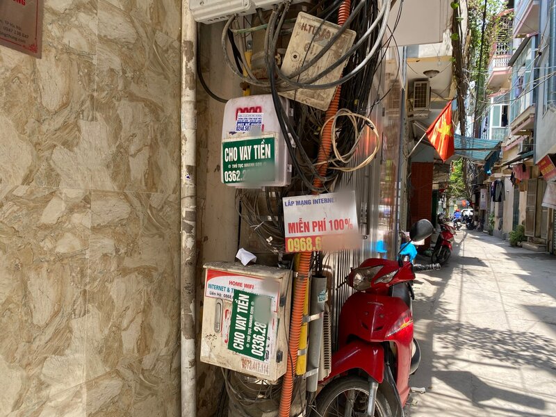 Một cột điện ở Hà Nội chi chít quảng cáo rao vặt. Ảnh: Mai Linh 