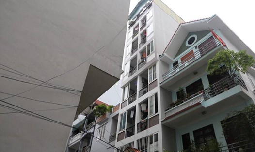 Nhiều tòa chung cư mini cao từ 5 - 8 tầng mọc trong ngõ hẻm phố Khương Hạ (quận Thanh Xuân, Hà Nội). Ảnh: Thu Giang