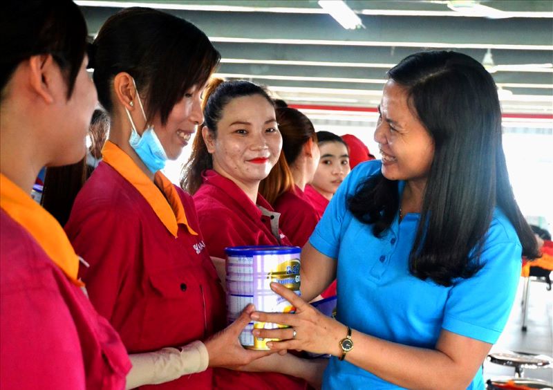 Bà Phan Thị Diễm, Phó Chủ tịch Thường trực LĐLĐ tỉnh An Giang tặng sữa cho nữ đoàn viên có con nhỏ đang làm việc tại Khu công nghiệp Bình Hòa. Ảnh: Lâm Điền