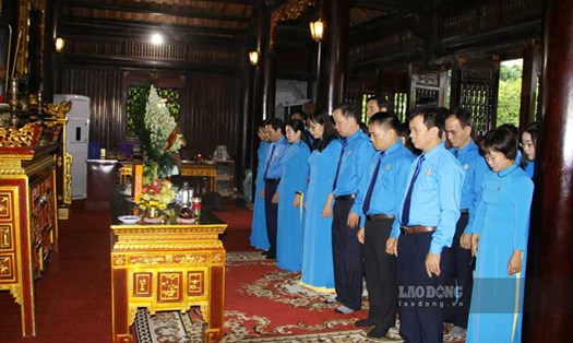 Công đoàn tỉnh Tuyên Quang dâng hương tại Đền thờ Chủ tịch Hồ Chí Minh. Ảnh: Việt Bắc