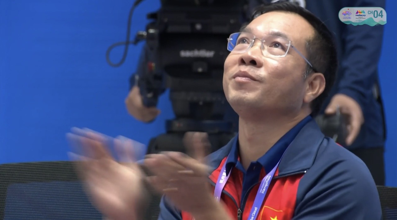 Niềm vui của huấn luyện viên Hoàng Xuân Vinh sau khi học trò giành chiến thắng. Ảnh: Chụp màn hình