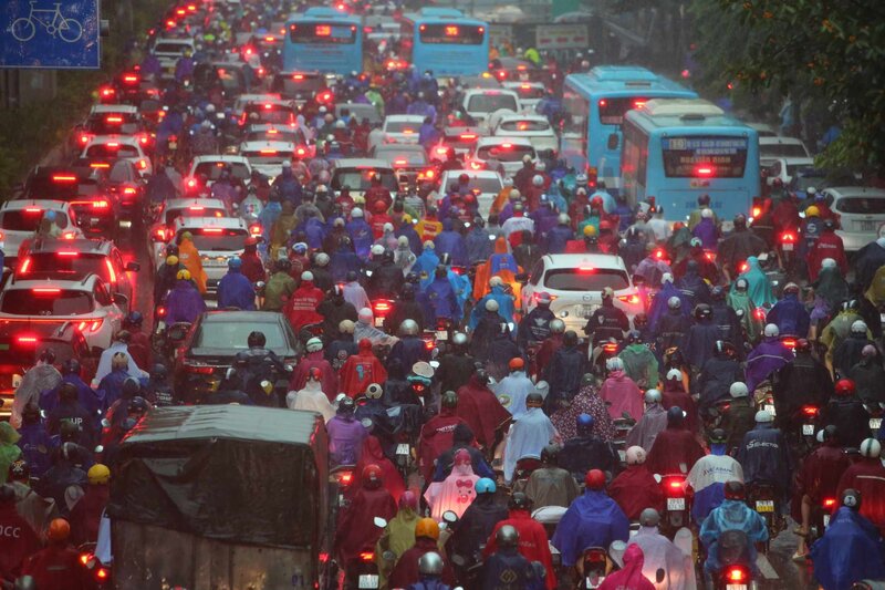 Ghi nhận tại đường Nguyễn Trãi, cơn mưa kéo dài đã khiến tuyến đường ùn tắc nghiêm trọng. Người dân di chuyển vô cùng khó khăn. Ảnh: Tô Thế