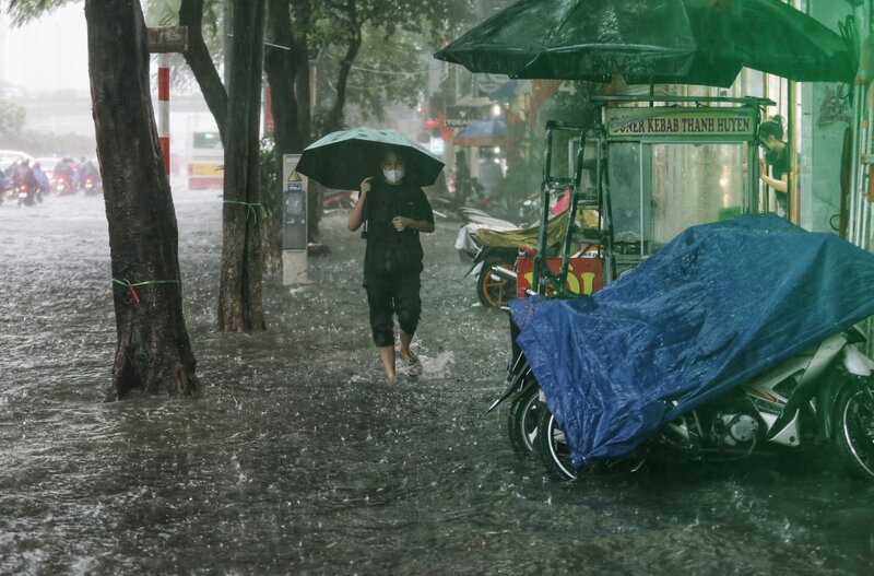 Cơn mưa khiến việc di chuyển, sinh hoạt của người dân bị ảnh hưởng. 