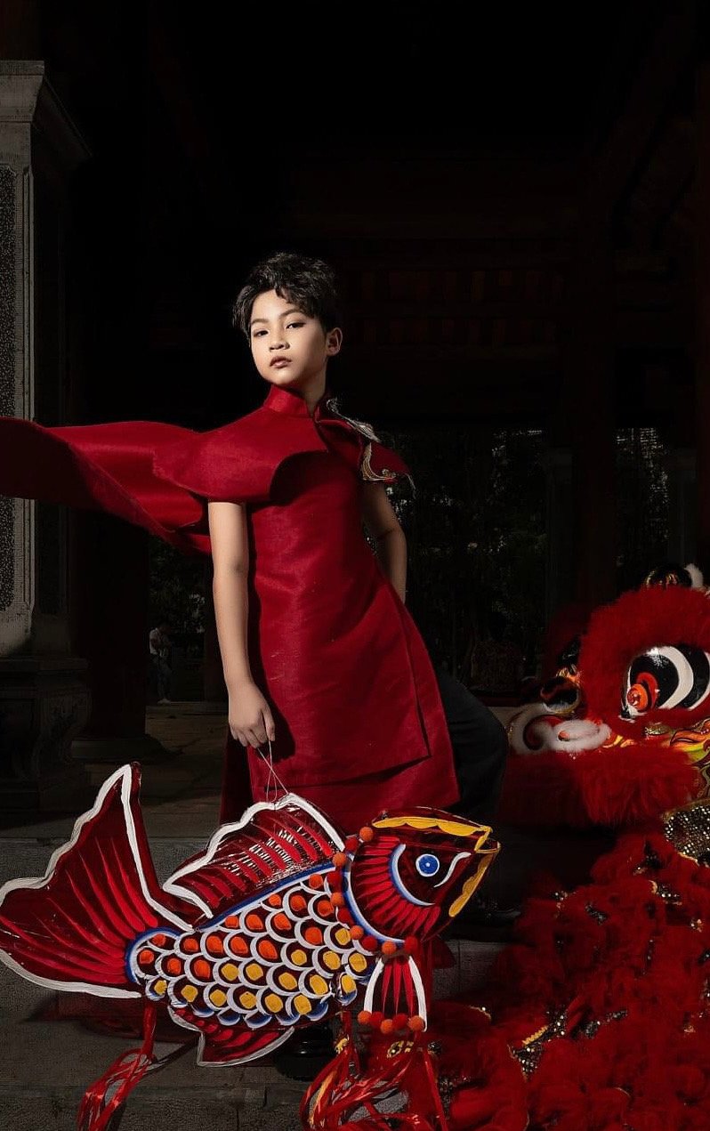 Bộ ảnh là sự kết hợp của những yếu tố truyền thống như áo dài đỏ, nón lá, lồng đèn cá chép. Tất cả đều được phủ một màu đỏ, thể hiện không khí vui tươi, sự may mắn trong ngày lễ truyền thống của người Việt.