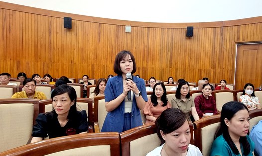 Chị Trần Minh Phương thắc mắc các trường hợp đơn vị sự nghiệp công lập được đơn phương chấm dứt hợp đồng làm việc với viên chức. Ảnh: Lương Hạnh. 