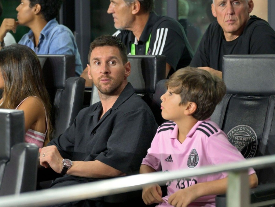 Lionel Messi ngồi khán đài và rất tiếc nuối khi đội nhà không thể giành chiến thắng. Ảnh: Inter Miami