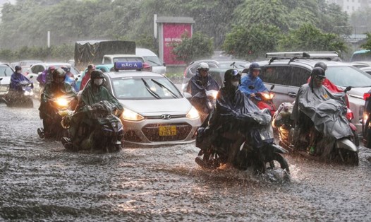 Cơn mưa lớn sáng 28.9 làm nhiều tuyến đường ở Hà Nội ngập sâu. Ảnh: Tô Thế