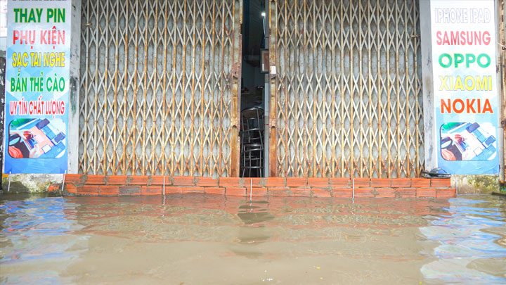 Nhiều nhà tại Cần Thơ đã phải xây bờ bao để ngăn chặn nước tràn vào trong nhà trong những đợt mưa lớn và triều cường. Ảnh: Tạ Quang