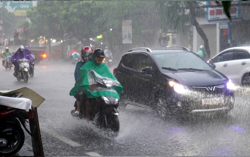 Ghi nhận của PV, tại tuyến đường Trần Nguyên Hãn (Lê Chân, Hải Phòng) ngập nhẹ sau trận mưa lớn kéo dài. Người dân di chuyển trên đường khó khăn khi mưa mỗi lúc một lớn. Ảnh: Mai Dung