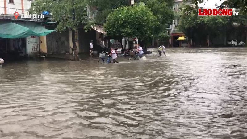 Nhiều tuyến đường tại Hải Phòng, Thái Bình bị ngập sau mưa lớn. Ảnh: Lương Hà