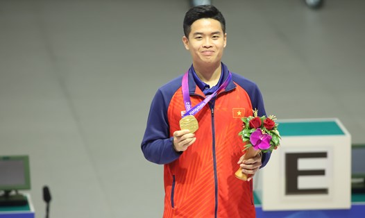 Xạ thủ Phạm Quang Huy giành huy chương vàng môn bắn súng tại ASIAD 19. Ảnh: Bùi Lượng