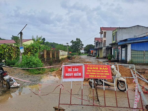 Rào đường cảnh báo để thi công dự án thoát nước trung tâm xã Vô Tranh. Ảnh: Minh Hạnh 