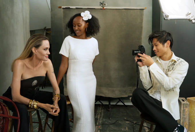 Angelina Jolie cùng Pax Thiên, Zahara chụp hình trang bìa cho Vogue. Ảnh: Vogue