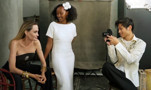 Angelina Jolie cùng Pax Thiên, Zahara chụp hình trang bìa cho Vogue. Ảnh: Vogue