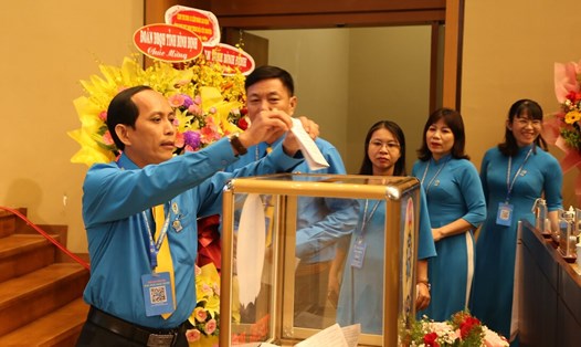 Đại biểu bầu Ban Chấp hành LĐLĐ Bình Định khóa XIV, nhiệm kỳ 2023 - 2028. Ảnh: Viên Nguyễn.