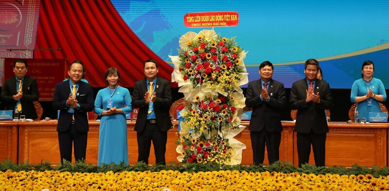 Các Phó Chủ tịch Tổng LĐLĐ Việt Nam Phan Văn Anh, Huỳnh Thanh Xuân tặng hoa chúc mừng Đại hội. Ảnh: Viên Nguyễn.