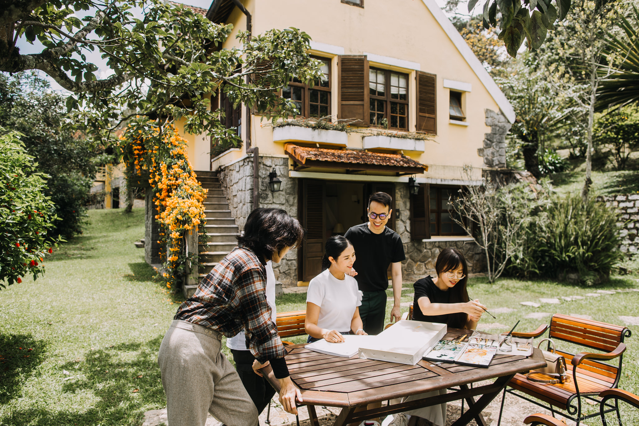 Hoa hậu Ngọc Hân và giám tuyển Ace Lê (thứ ba, thứ tư từ trái sang) cùng các họa sĩ trẻ trò chuyện trong khuôn khổ trại sáng tác. Ảnh: BTC 