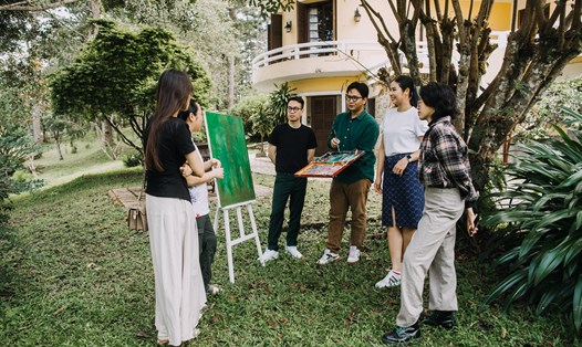 Du khách có cơ hội trò chuyện với các họa sĩ tại trại sáng tác ở Đà Lạt. Ảnh: Nhân vật cung cấp