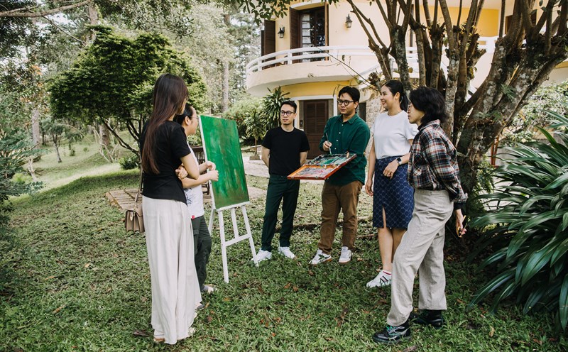 Du khách có cơ hội trò chuyện với các họa sĩ tại trại sáng tác ở Đà Lạt. Ảnh: Nhân vật cung cấp