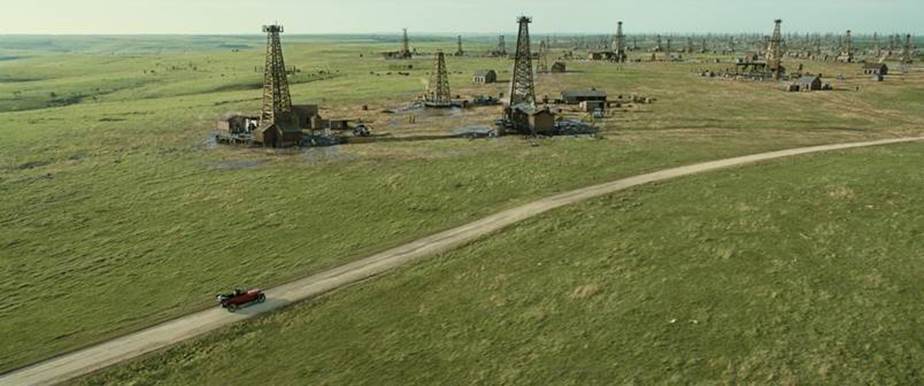 Những giếng dầu là khởi nguồn cho bi kịch ở bộ tộc Osage. Ảnh: CGV