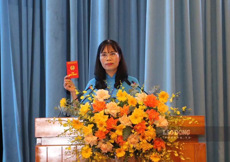 Bà Nguyễn Thị Thu Thủy - Chủ tịch LĐLĐ tỉnh Tuyên Quang phát biểu tại Đại hội. Ảnh: Lam Thanh