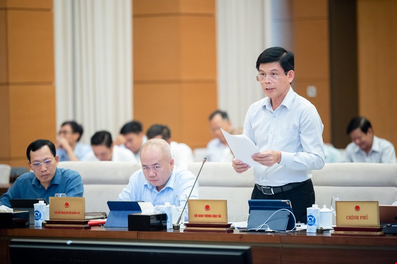 Thứ trưởng Bộ Giao thông vận tải Lê Anh Tuấn báo cáo tại phiên họp. Ảnh: VPQH