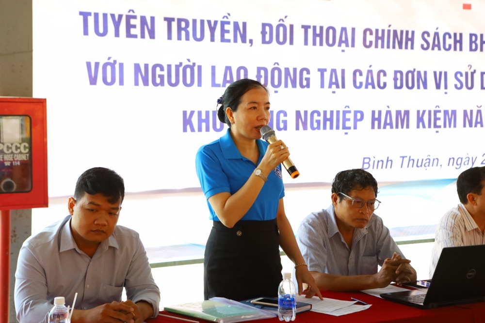 Bà Trần Thị Thơ, Phó phòng chế độ BHXH tỉnh Bình Thuận trả lời các câu hỏi. Ảnh: Duy Tuấn