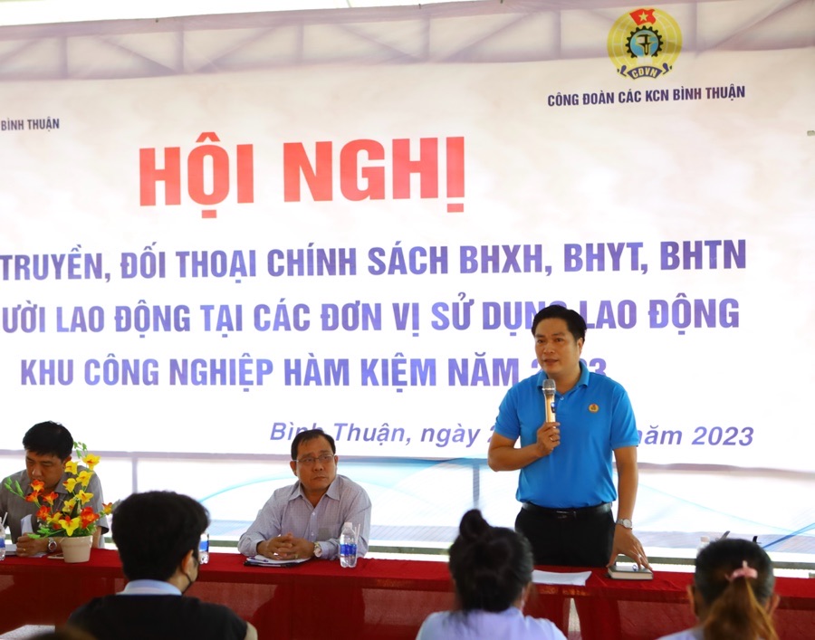 Ông Trần Duy Thanh, Chủ tịch Công đoàn các KCN Bình Thuận phát biểu mở đầu chương trình. Ảnh: Duy Tuấn