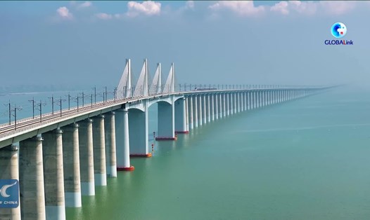 Trung Quốc khánh thành tuyến đường sắt cao tốc vượt biển ở Phúc Kiến ngày 28.9. Ảnh: Xinhua