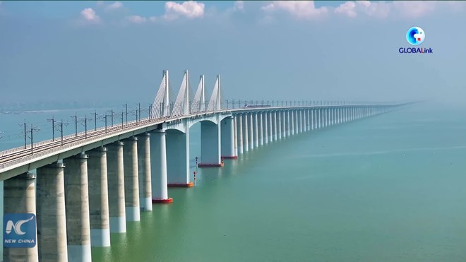 Cận cảnh tuyến đường sắt cao tốc vượt biển đầu tiên ở Trung Quốc