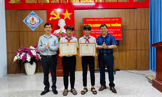 Đại diện Sở Giáo dục và Đào tạo Hà Tĩnh trao giấy khen cho 2 học sinh dũng cảm cứu người. Ảnh: Lộc Hà.