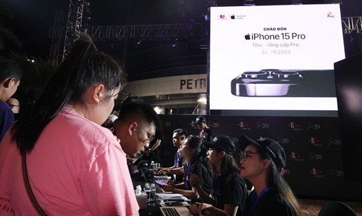Khách xếp hàng chờ check-in, trước giờ mở bán iPhone 15 tại hệ thống Minh Tuấn Mobile. Ảnh: Nguyễn Đăng