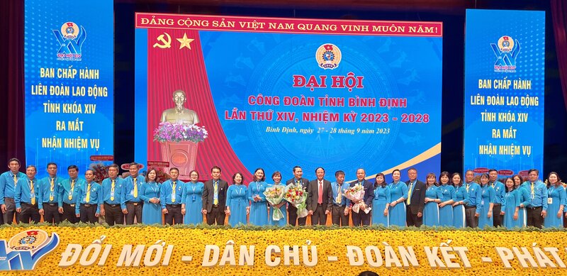 Ban Chấp hành LĐLĐ Bình Định khóa XIV ra mắt, nhận nhiệm vụ. Ảnh: Xuân Nhàn.