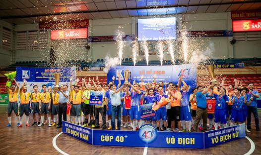 Giải bóng đá mini nam nữ truyền thống và Cup 40+ chào mừng 40 năm thành lập Tổng Công ty Khánh Việt. Ảnh: Kiều Hương