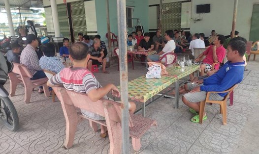 24 người đánh bạc trái phép với hình thức đá gà qua mạng Internet bị bắt quả tang tại ở huyện Bình Tân, tỉnh Vĩnh Long. Ảnh: Công an cung cấp